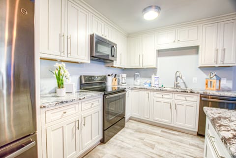 Condo, 3 Bedrooms (633) | Private kitchen | Cookware/dishes/utensils