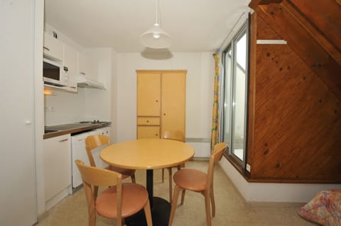 Apartment, 2 Bedrooms | Private kitchen | Full-size fridge, microwave, oven, stovetop