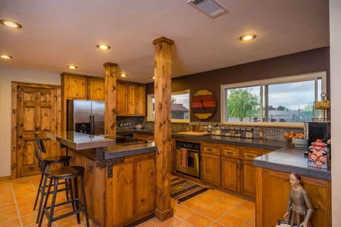 Premium Chalet, Ensuite, Vineyard View (Hacienda de Suenos) | Private kitchen