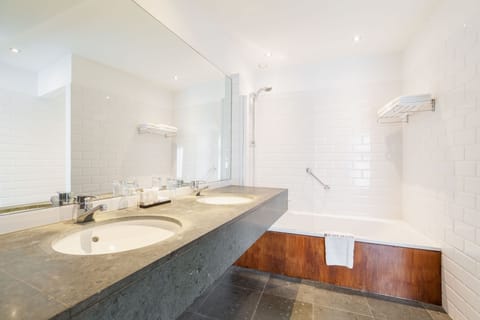 Signature Double Room | Bathroom sink