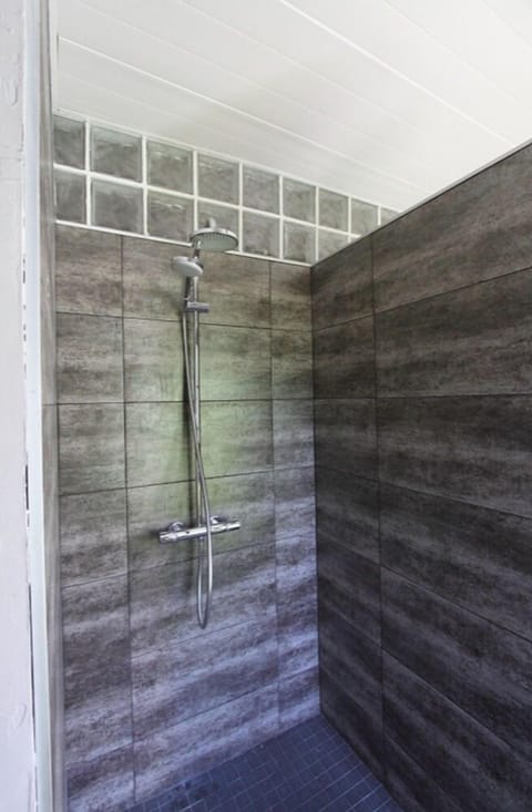 Deluxe Double Room (Cocoon) | Bathroom shower