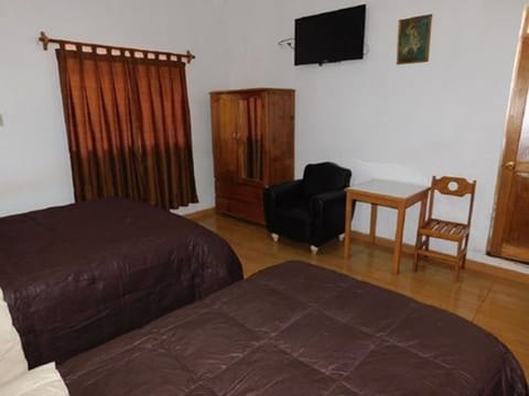 Triple Room | Desk, free WiFi, bed sheets