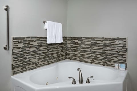 Combined shower/tub, eco-friendly toiletries, hair dryer, towels