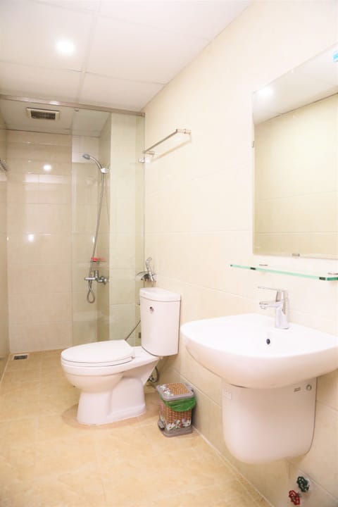 Family Room | Bathroom | Shower, free toiletries, hair dryer, slippers