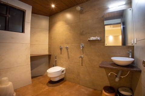 Deluxe Rooms | Bathroom | Shower, rainfall showerhead, free toiletries, hair dryer