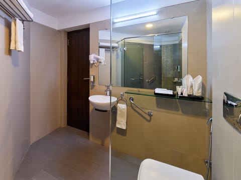 Classic Room with Sit-out | Bathroom | Shower, hair dryer, towels