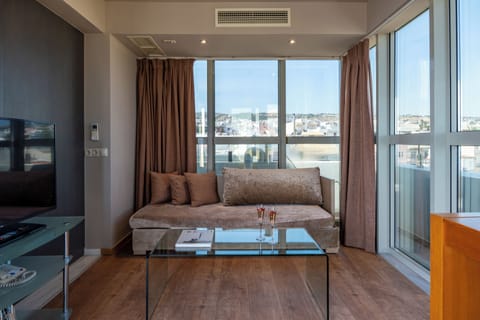 Grand Suite, 1 Bedroom, Sea View | Minibar, in-room safe, blackout drapes, soundproofing