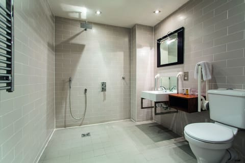 Accessible Double Room | Bathroom | Free toiletries, hair dryer, towels