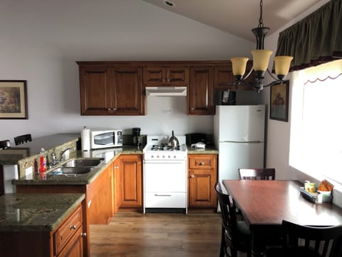 Deluxe Room, Kitchen | Private kitchen | Microwave, coffee/tea maker, cookware/dishes/utensils, paper towels