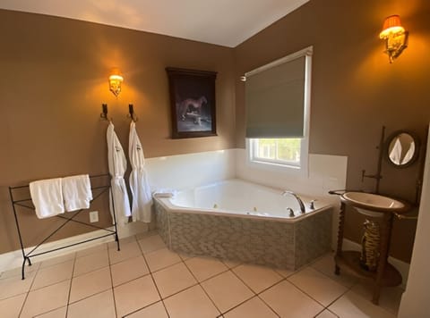 Deluxe Room, 1 King Bed, Non Smoking (The Safari Room) | Bathroom | Designer toiletries, hair dryer, bathrobes, towels