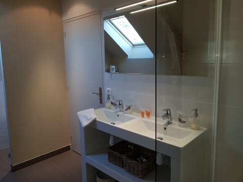 Room | Bathroom sink