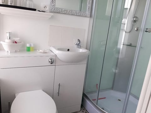 Classic Double Room (Rouge) | Bathroom | Free toiletries, hair dryer, towels, toilet paper