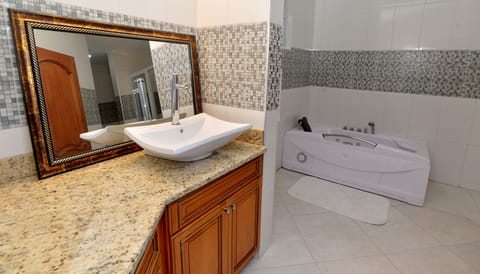 Luxury Studio Suite, 1 King Bed, Non Smoking | Bathroom sink