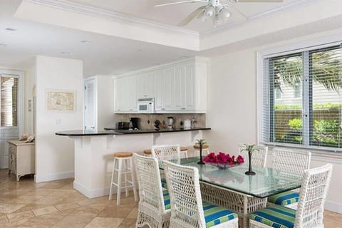 Condo, 2 Bedrooms, Ocean View, Beachfront | In-room dining