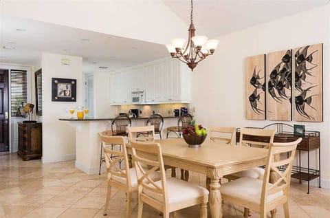 Luxury Condo, 3 Bedrooms, Sea View, Beachfront | In-room dining