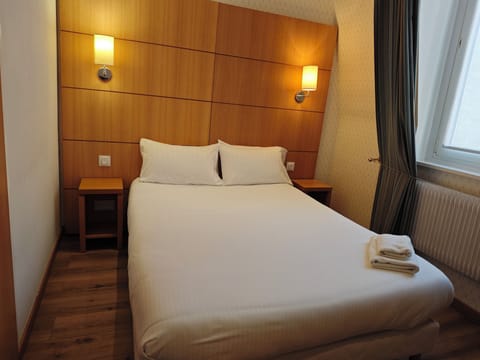 Double Room (Faidherbe) | Desk, blackout drapes, soundproofing, iron/ironing board