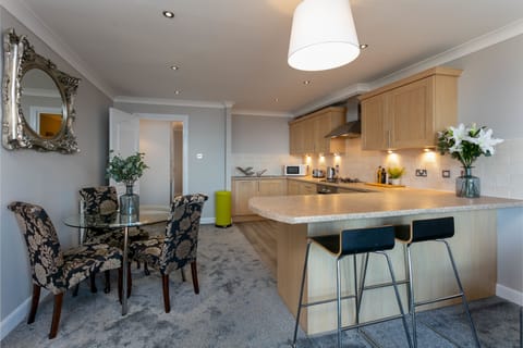 Comfort Apartment, 2 Bedrooms, Non Smoking | Private kitchen | Full-size fridge, microwave, oven, stovetop