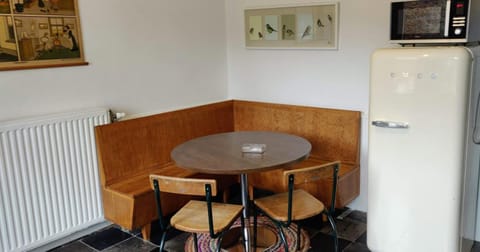 Full-size fridge, microwave, stovetop, dishwasher