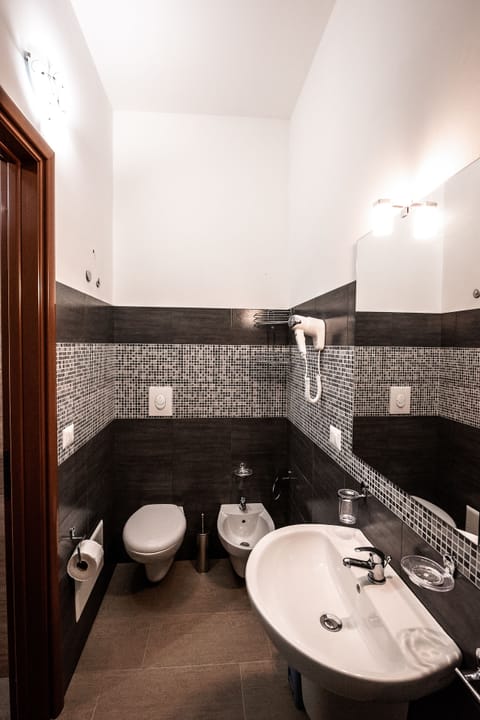 Quadruple Room | Bathroom | Shower, free toiletries, hair dryer, bidet