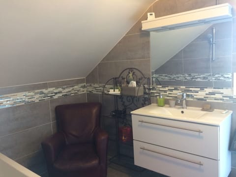 Comfort Double or Twin Room, 2 Bedrooms, Non Smoking, Garden View | Bathroom | Combined shower/tub, free toiletries, hair dryer, towels