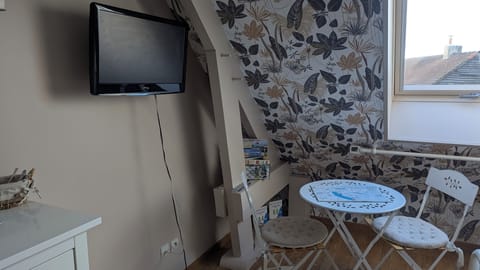 Double Room | Blackout drapes, iron/ironing board, free WiFi, bed sheets