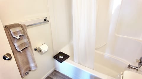 Room with King Bed Non Smoking (Non Pet Friendly) | Bathroom | Combined shower/tub, free toiletries, towels