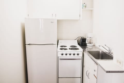 Suite, 1 Bedroom, Kitchen (2 Queens) | Private kitchen