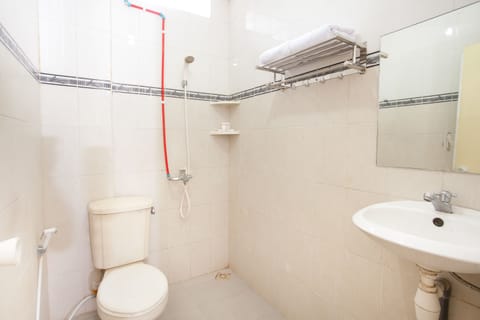 Standard Double Room | Bathroom | Shower, towels