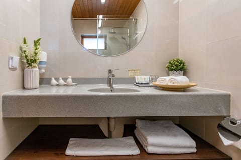 Standard Wooden Room | Bathroom | Free toiletries, hair dryer, towels