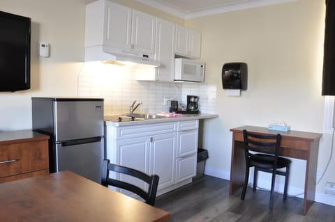 Deluxe Studio, 2 Queen Beds, Non Smoking, Kitchenette | Private kitchen | Fridge, microwave, coffee/tea maker