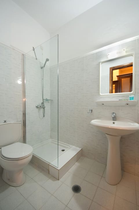 Combined shower/tub, free toiletries, hair dryer, towels