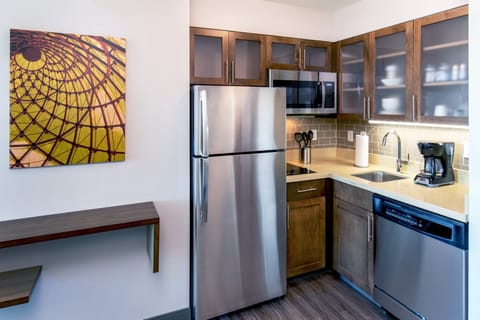 Full-size fridge, microwave, stovetop, dishwasher