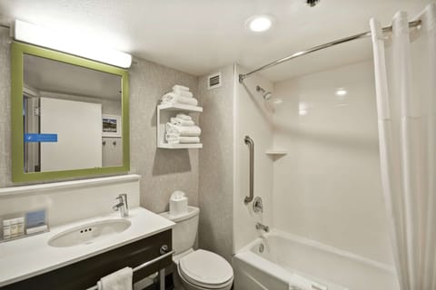 Combined shower/tub, free toiletries, hair dryer, towels