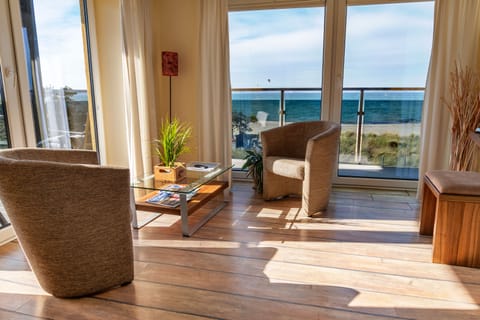 Double Room, Balcony, Beach View (Nr. 1) | Living area | Flat-screen TV, books