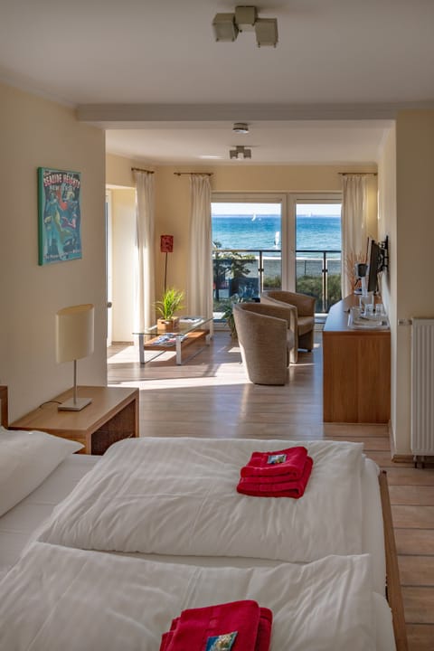 Double Room, Balcony, Beach View (Nr. 1) | Living area | Flat-screen TV, books