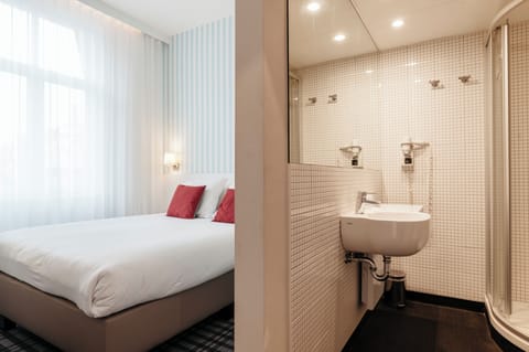 Basic Double Room | Bathroom | Hair dryer, towels, soap, shampoo