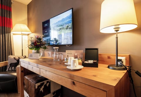 Premium bedding, in-room safe, blackout drapes, free WiFi