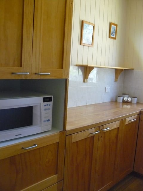 Standard Suite, 2 Bedrooms, Kitchen (Cottage) | Private kitchen | Full-size fridge, microwave, coffee/tea maker, electric kettle