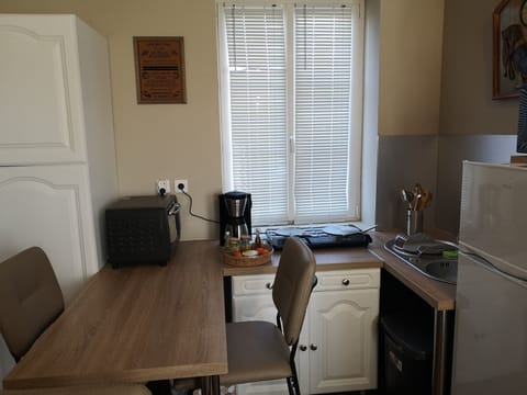 Classic Studio, Non Smoking, Kitchenette | Private kitchen | Shared fridge, coffee/tea maker, electric kettle