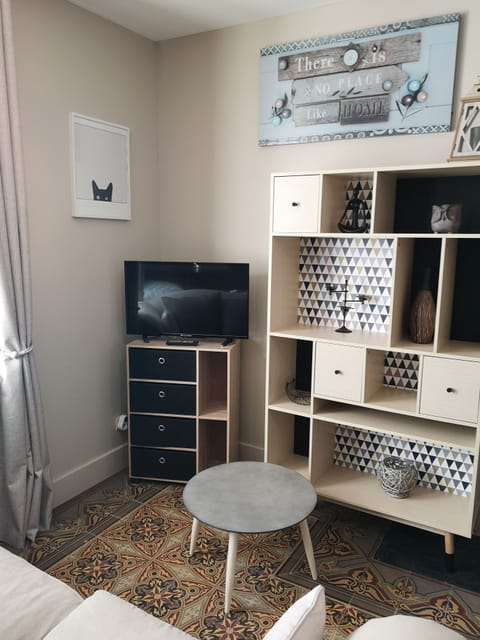 Classic Studio, Non Smoking, Kitchenette | Living area | TV