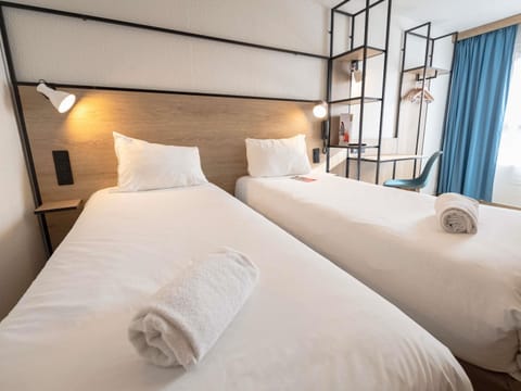 Standard Room, 2 Twin Beds | Premium bedding, desk, laptop workspace, blackout drapes