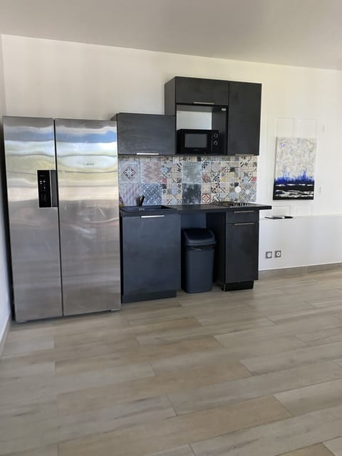 Comfort Studio | Private kitchen | Full-size fridge, microwave, stovetop, electric kettle