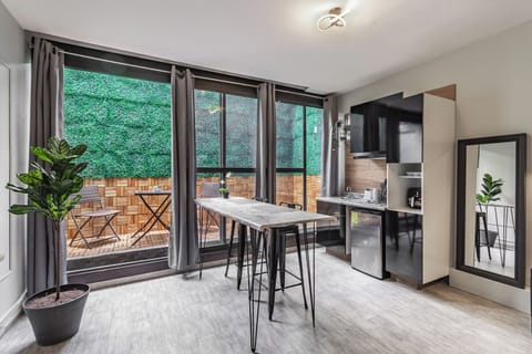 Luxury Suite | Blackout drapes, iron/ironing board, free WiFi, bed sheets