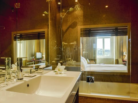 Superior Twin Room | Bathroom | Combined shower/tub, free toiletries, hair dryer, bathrobes