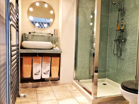 Swan Suite with private spa and garden | Bathroom | Combined shower/tub, free toiletries, hair dryer, bathrobes