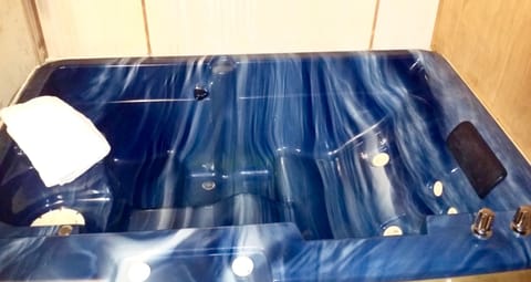 King Suite with Spa Bath, Nonsmoking | Jetted tub