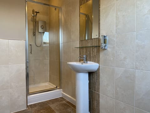 City Triple Room | Bathroom | Shower, hair dryer, towels