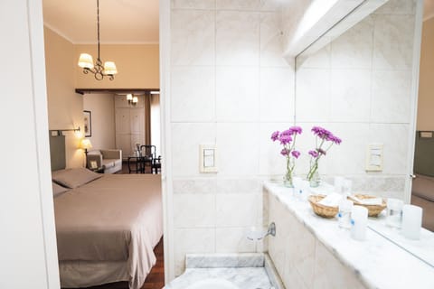 Studio Suite | Bathroom | Free toiletries, hair dryer, bidet, towels