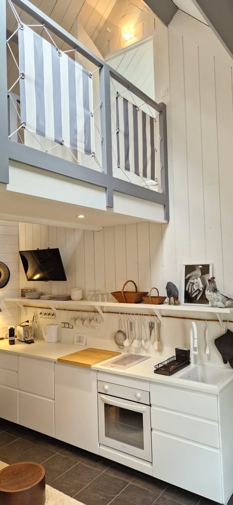 Deluxe Suite, Sauna | Private kitchen | Fridge, microwave, stovetop, espresso maker