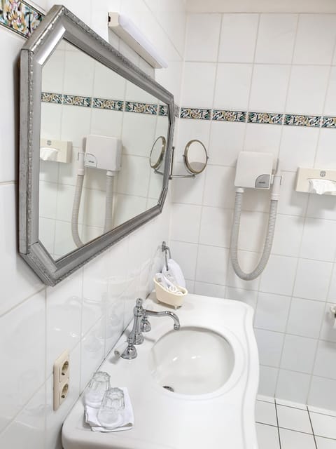 Double Room, Bathtub | Bathroom | Free toiletries, hair dryer, towels